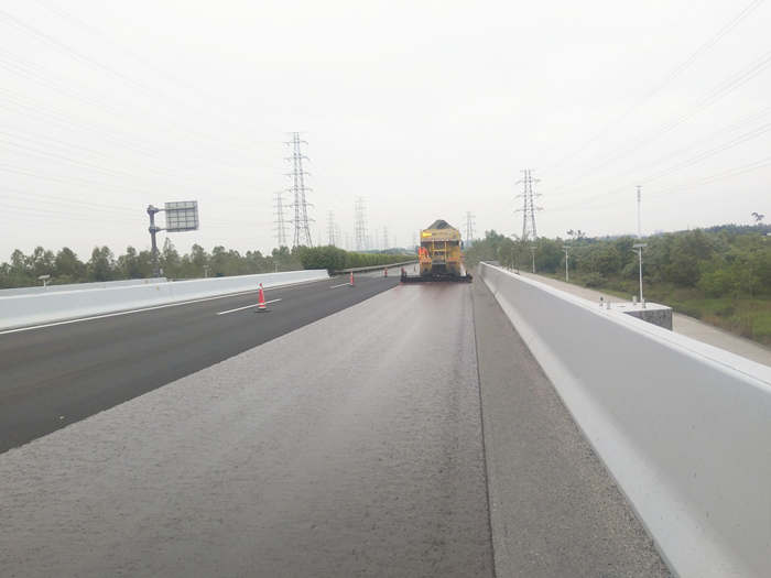 加粘磨耗層技術