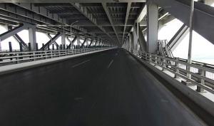 上海　為跨江通道披上防滑“鋼甲”